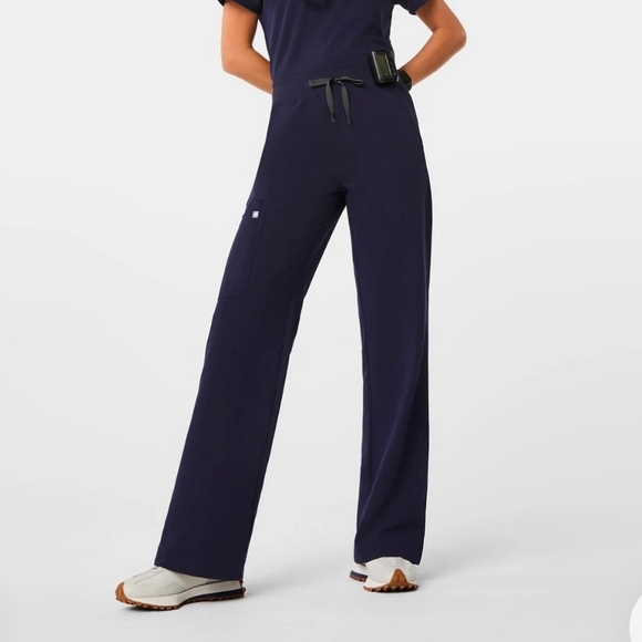 Figs Isabel high waisted Wide Leg scrub pants Navy Petite - Picture 10 of 10